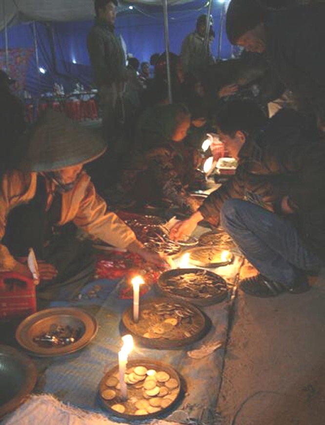 Chợ Âm Dương nằm ở địa phận Làng Ó (nay là làng Xuân Ổ), xã Võ Cường, thị xã Bắc Ninh, tỉnh Bắc Ninh ra đời từ những năm 40 sau Công Nguyên. Mỗi năm chợ chỉ họp một lần vào đêm mồng 4 rạng ngày mồng 5 Tết.