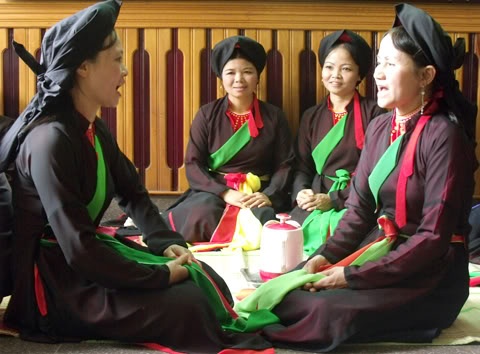 Chợ họp vào ban đêm là để tạo cơ hội cho người chết và người sống gặp nhau. Người đi chợ thường mời nhau uống nước ăn trầu và hát quan họ Bắc  Ninh. Trước đây, chợ không có lều, quán, không sử dụng đèn nến. Người đi chợ mang một con gà đen đã được chăm sóc cẩn thận làm vật tế Thành Hoàng làng. Ở đầu chợ, người ta đặt một chậu nước để thử tiền âm hay tiền dương. Tương truyền rằng, có người sớm hôm sau xem trong túi đựng tiền toàn là vỏ hến, lá đa, thậm chí có cả mẩu yếm sồi nhưng mọi người vẫn rất vui vẻ vì coi đó là dịp làm điều phúc, điều thiện với người đã chết.