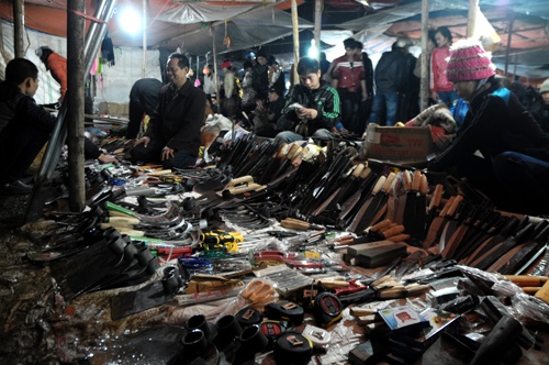 Được xây dựng trong khu vực địa lý có nhiều dấu vết văn hóa của cư dân Việt cổ và nơi đây còn tồn tại những tín ngưỡng dân gian thuần Việt, chợ Viềng xưa chỉ bán nông cụ, đặc biệt nổi tiếng với dao, rìu, lưỡi cày..., nhưng nay sản phẩm bày bán đã đa dạng hơn, và cả người bán, người mua đều không bao giờ mặc cả, ngã giá.