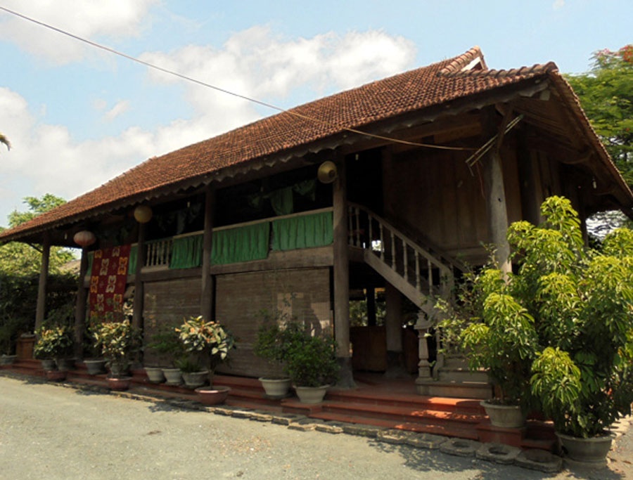 Nếp nhà sàn này được gia chủ bê nguyên từ trên bản Mai Châu - Hòa Bình về đất Thạch Thất - Hà Nội. 