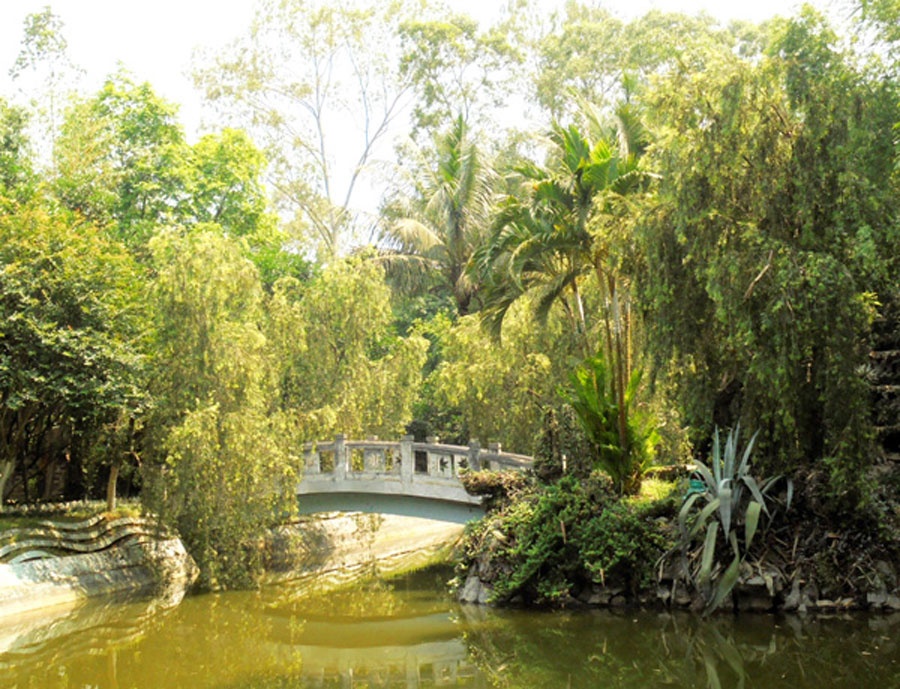 Hồ được đào trước nhà, giữa hồ là một hòn đảo nhân tạo có chiếc cầu bắc qua.