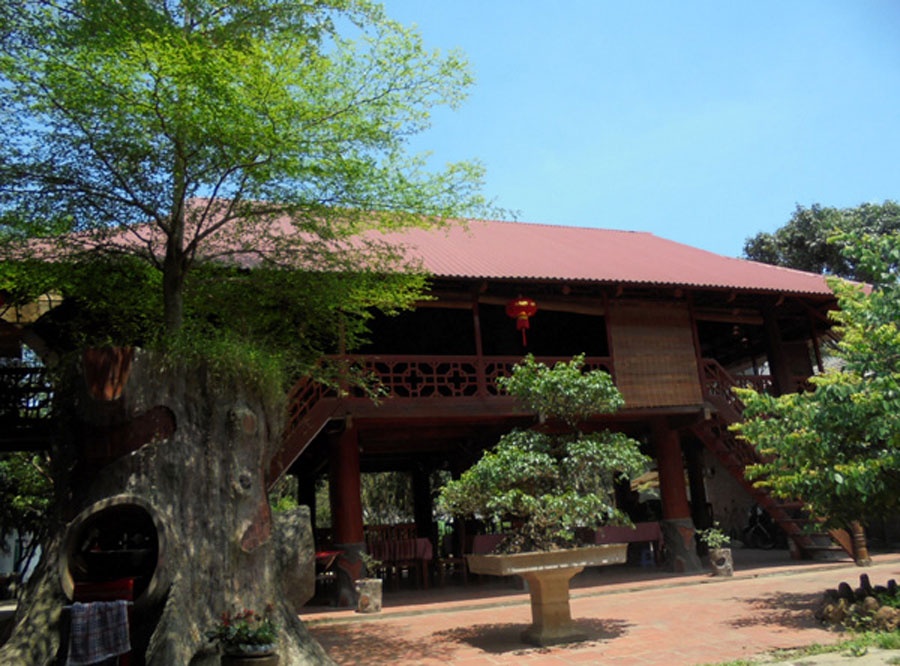 Một nhà hàng kinh doanh đặc sản gà ri, thịt thú rừng nằm trên đường 21 đi Sơn Tây lấy nếp nhà sàn làm không gian kinh doanh rất hiệu quả. 