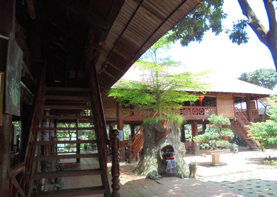 Ngôi nhà sàn được chủ nhân bày trí rất cầu kỳ từng chi tiết.