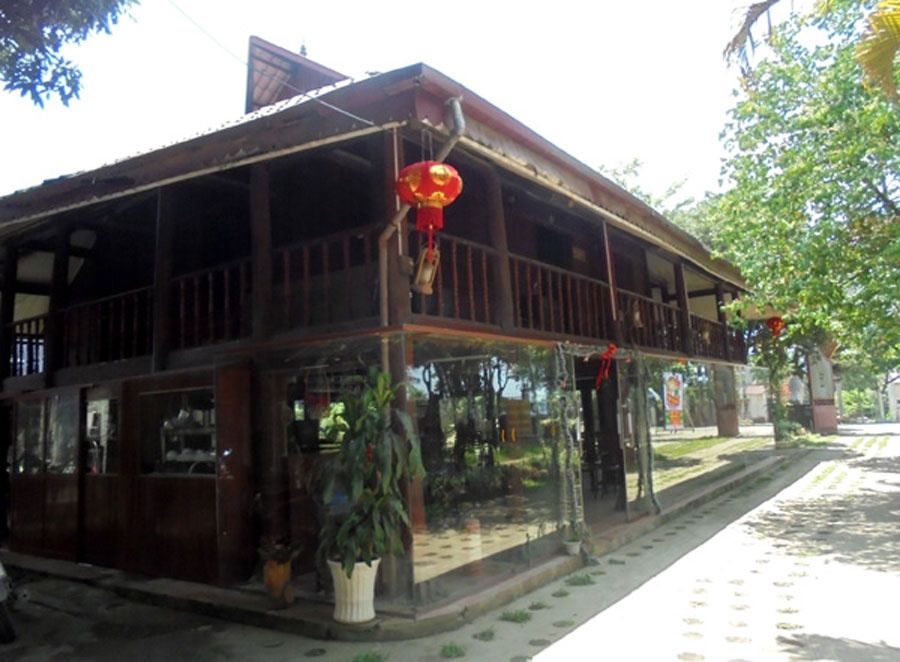 Cũng nằm trên đường 21 đi Sơn Tây, một nếp nhà sàn được chủ quán làm không gian kinh doanh cà phê.