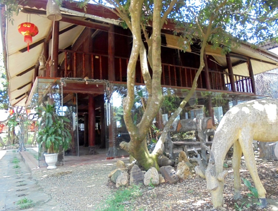 Các chủ nhân nhà sàn còn tạo cảnh quan cho hợp với phong cách.