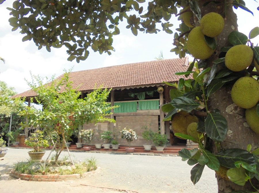 Gia chủ muốn giữ nguyên màu sắc hoang sơ theo thời gian của ngôi nhà từ khi mang về để được cảm nhận đúng với vẻ cổ kính, mộc mạc.