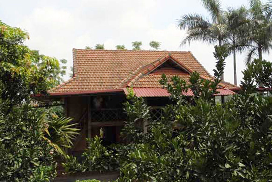 Nằm trên Km 24 Đại Lộ Thăng Long, ngôi nhà tuy nhỏ nhưng có lối kiến trúc độc đáo hơn so với kiến trúc nhà sàn thông thường, với mái hiên đua ra phía trước nhà. 