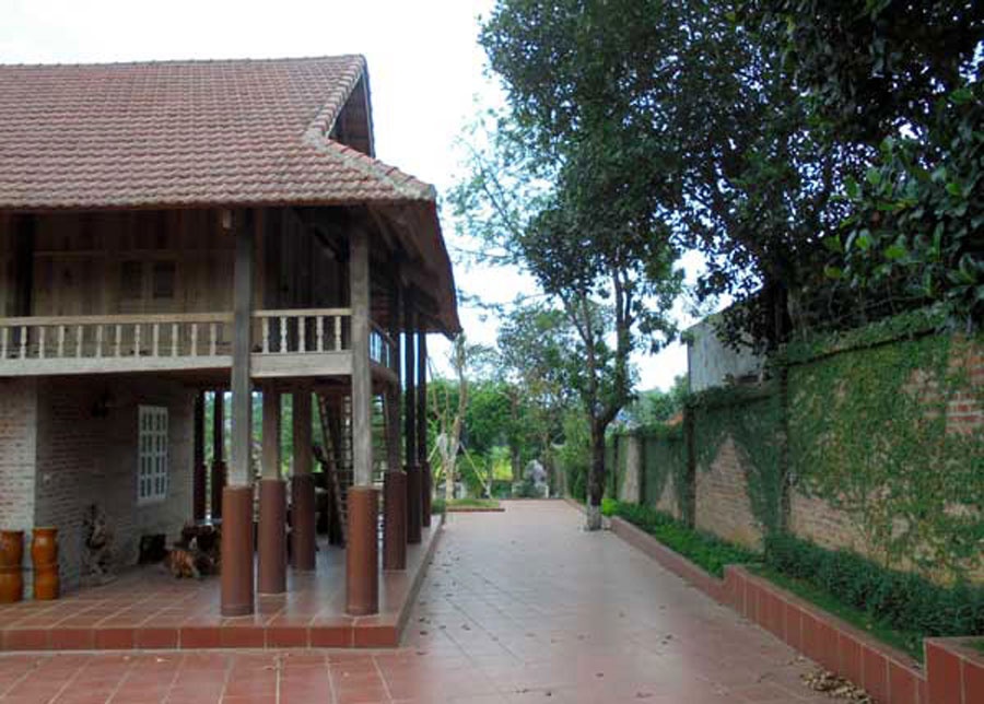 Nhìn tổng thể sân vườn khá đẹp, nhưng khó nhận viết  được bản sắc văn hóa dân tộc ở đâu.