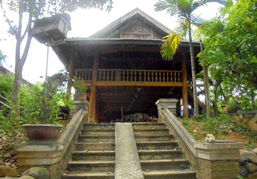 Ngôi nhà sàn (Thôn 4 Hòa Thạch, Quốc Oai), được xây dựng trong khuôn viên rộng, cây cối rậm rạp, cảm nhận ngôi nhà này như được quay lại với núi rừng Tây Bắc. 