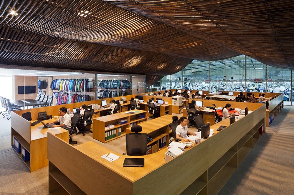 Điểm độc đáo nhất của công trình này là mái trần bằng tre uốn cong, vừa tạo cảm giác gần gũi thiên nhiên, vừa giúp điều hòa không khí. 