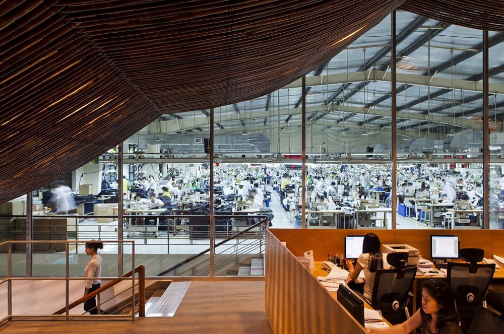 Tọa lạc trên diện tích lên hơn 2.000m2 tại TP.HCM, khu văn phòng và xưởng may thuộc công ty TNHH Việt Vương đã thay đổi hoàn toàn cái nhìn truyền thống về những nhà xưởng công nghiệp tại Việt Nam.