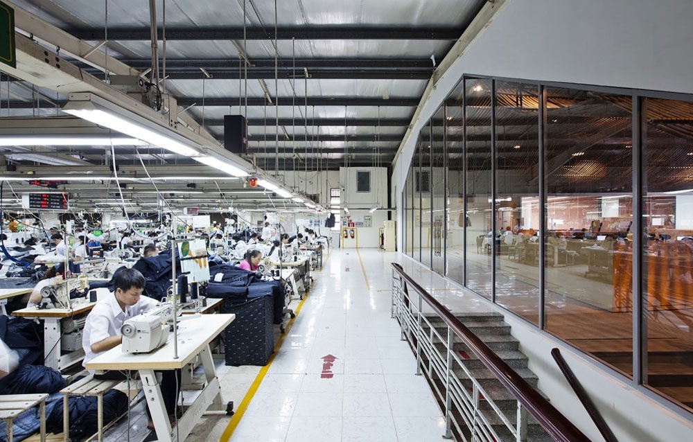 Hai khu vực được ngăn cách bằng tường kính và nối với nhau bằng cầu thang chìm. 