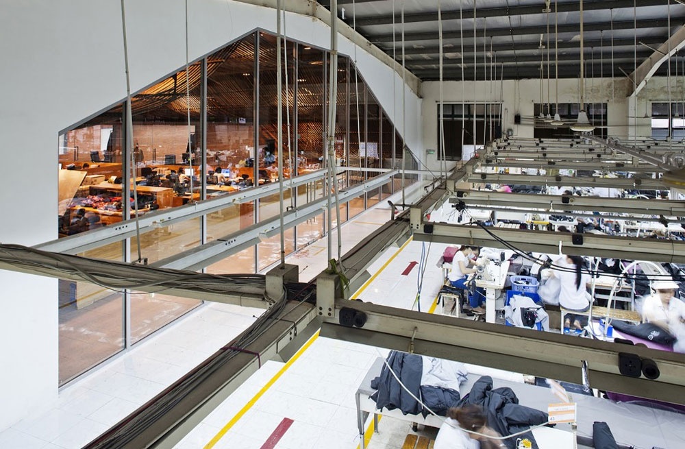 Được xây dựng với khung thép trên diện tích 25x90m, các kiến trúc sư của văn phòng Võ Trọng Nghĩa đã phải giải bài toán cải tạo diện tích khu văn phòng rộng khoảng 493m2 nhưng lại không được làm ảnh hưởng tới hoạt động của 1.200 công nhân tại khu nhà xưởng.