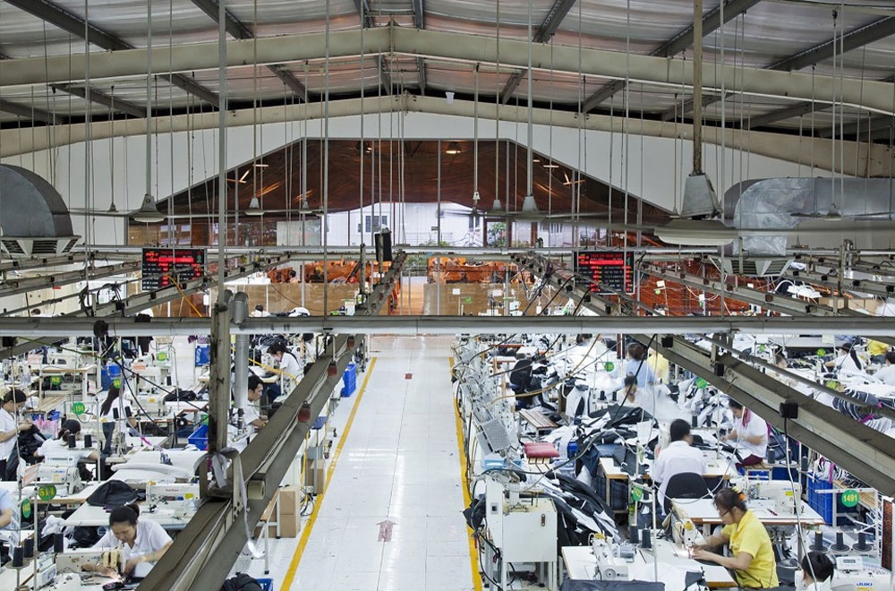 Ở phía đối diện, khu xưởng  may vẫn đảm bảo ánh sáng tốt với mái trần cao giúp điều hòa nhiệt.