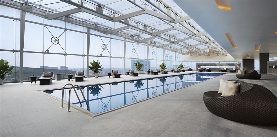 Bể bơi khách sạn JW Marriott Địa điểm: Nam Từ Liêm, Hà Nội Vé ngày: 450.000-530.000 đồng Vé tháng 3,5 triệu đồng Vé 3 tháng: 9,5 triệu đồng Vé 6 tháng: 17,85 triệu đồng Vé năm: 33,6 triệu đồng Khuyến mại: Giảm 20% giá vé năm; được sử dụng bể sục, phòng xông hơi hoặc phòng gym.