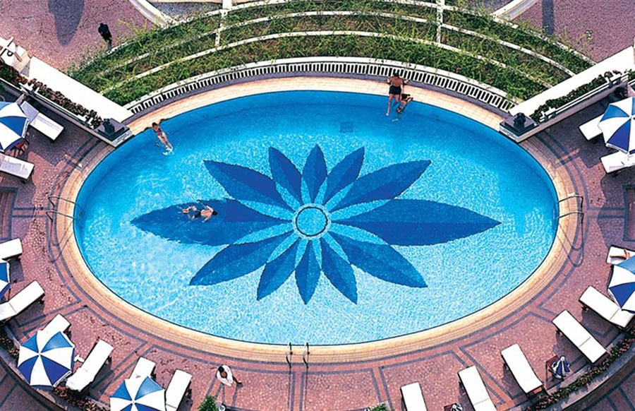 Bể bơi khách sạn Pullman Địa điểm: Đống Đa, Hà Nội Vé tháng: 4 triệu đồng Vé 3 tháng: 10 triệu đồng Vé 6 tháng: 19 triệu đồng Vé năm: 35 triệu đồng Khuyến mại: Trẻ em dưới 12 tuổi được giảm 50% giá vé; vé dành cho 2-4 người giảm giá 15%-25%.