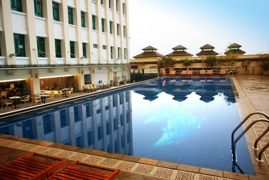 Bể bơi khách sạn Fortuna Địa điểm: Đống Đa, Hà Nội Vé ngày: 300.000 đồng-400.000 đồng Vé tháng: 4,2 triệu đồng Vé 3 tháng: 9,5 triệu đồng Vé 6 tháng: 16,8 triệu đồng Vé 1 năm: 27 triệu đồng Khuyến mại: tặng 1,5 tháng bơi cho khách mua vé 6 tháng và 3 tháng bơi cho khách mua vé năm; giá đã bao gồm sử dụng tất các các dịch vụ trong khu tổ hợp chăm sóc sức khỏe như spa, bể sục, thể dục thẩm mỹ...