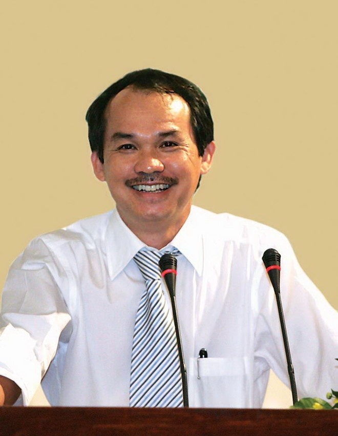 Nổi lên là một doanh nhân ngành bất động sản, cái tên Đoàn Nguyên Đức bất ngờ phủ sóng báo giới Việt Nam và khu vực vào năm 2002 khi chủ tịch Hoàng Anh Gia Lai tuyên bố mời Kiatisuk, ngôi sao bóng đá của Thái Lan, sang thi đấu trong màu áo của đội bóng mình. Mở đầu với câu hỏi của báo chí Thái Lan “Hoàng Anh là ai, Gia Lai ở đâu?”, cái tên bầu Đức đã trở nên quen thuộc trên nhiều kênh truyền thông. Từ khu vực, ông chủ HAGL vươn ra quốc tế với kế hoạch mua cổ phần của Arsenal, lập học viện bóng đá. Chính bầu Đức đã tiết lộ, việc nổi tiếng của mình và công ty là kết quả của một chiến lược đánh bóng, bởi “bóng đá là cách nhanh nhất để được biết tới