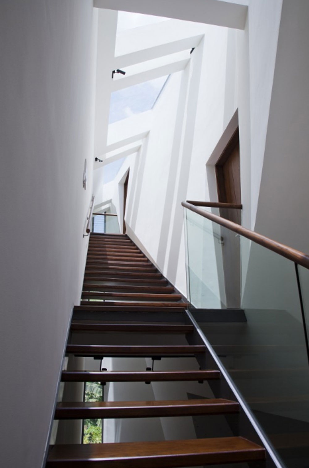 Đặc biệt nhất là hệ thống cầu thang siêu nhỏ, được chia khoảng liên tục để hứng sáng và tận dụng mặt cắt của những bức tường.