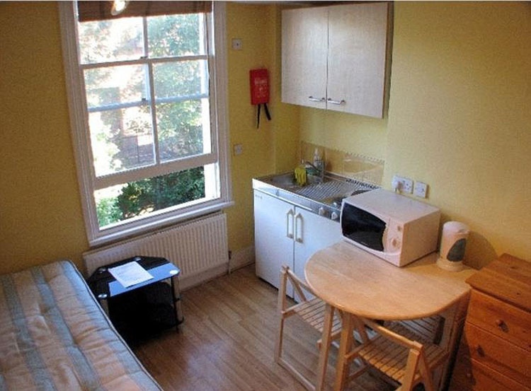 Sự nở rộ của những căn hộ siêu nhỏ đắt tiền khiến giới chức London đau đầu. Đã có hẳn một chiến dịch được phát động từ năm ngoái nhằm ngăn chặn việc xây dựng các căn hộ siêu nhỏ nhưng chưa làm thị trường có sự thay đổi đáng kể.