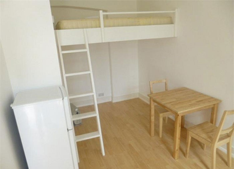 Đây là căn hộ ở Harringey, Bắc London, với đệm ngủ đã được chuyển lên gác xép, có giá thuê 607 bảng (gần 22 triệu đồng)/tháng - mức tương đối thấp so với mặt bằng nhà cho thuê ở London nhưng vẫn cao hơn giá tiền mua thuê ngôi nhà nhà 3 phòng ngủ ở Liverpool. 