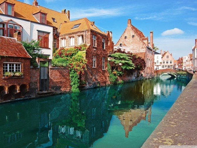 Nằm ở vị trí trung tâm của châu Âu, quốc gia nhỏ bé này nắm giữ một địa thế vô cùng đặc biệt. Bỉ tự hào vì vẻ đẹp thời kì trung cổ và các lâu đài hùng vĩ. Tỉ lệ giết người và tội phạm ở đây vô cùng thấp. Mức độ thịnh vượng, bình đẳng cao, chế độ y tế và an sinh xã hội tốt, kinh tế phát triển (đặc biệt là xuất khẩu) và quyền tự do được xem trọng đã khiến tên tuổi đất nước nhỏ bé ở châu Âu này luôn nằm trong top 10 quốc gia tốt nhất trên thế giới.