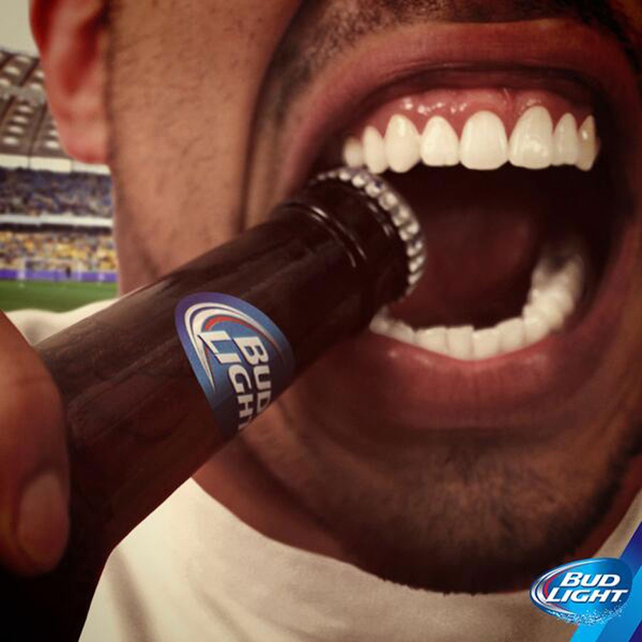 Pha can cua Suarez va su tan dung cac thuong hieu hinh anh