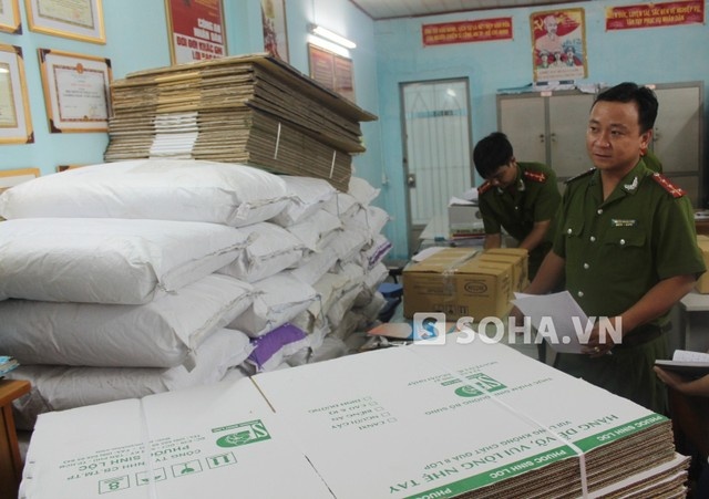 Nguyên liệu bột có xuất xứ từ Trung Quốc được dùng để chế biến sữa cao cấp bị công an thu giữ.