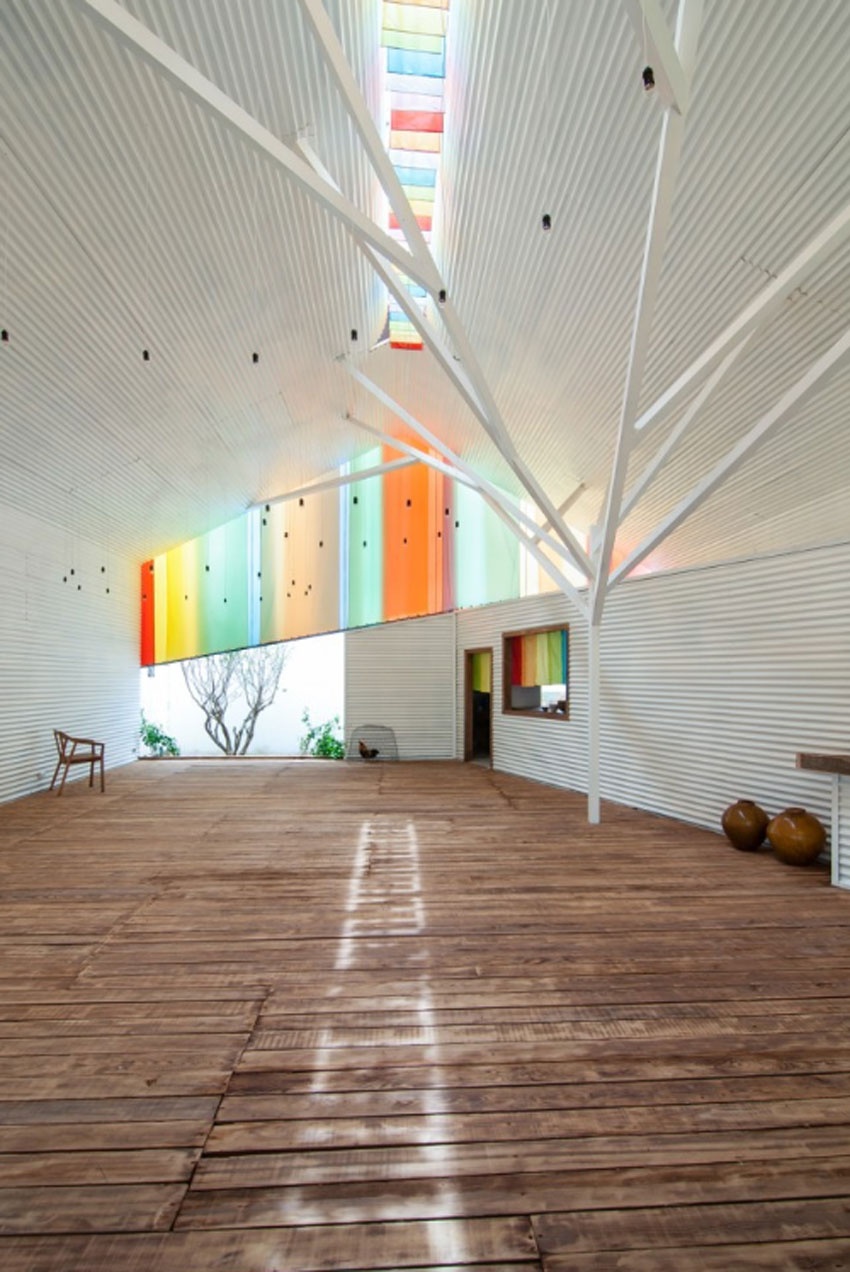 Tọa lạc trên một diện tích 10x20m với thời hạn thuê trong 10 năm, công trình cũ vốn được xây dựng bằng khung thép, sàn gỗ và những tấm tôn trắng. Để tạo nên tính thẩm mỹ mới cho nhà nguyện này, nhóm kiến trúc sư đã dùng kỹ thuật xử lý mái lệch, đặt toàn bộ khung thép của ngôi nhà trên sức nâng của một cột thép hình cây.