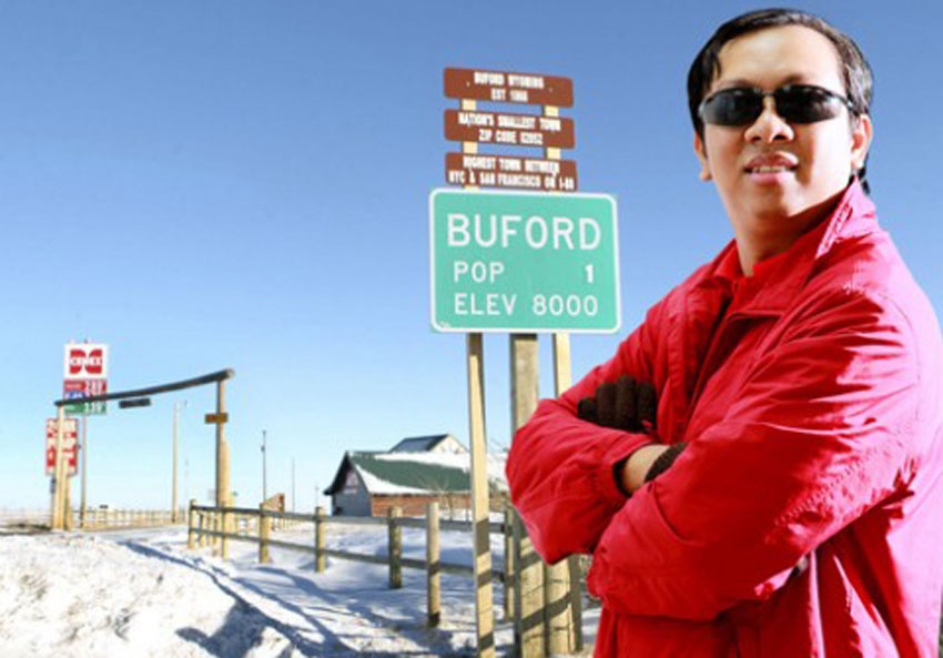 Với việc mua lại thị trấn nhỏ nhất nước Mỹ với mức giá gần một triệu USD, doanh nhân U40 này cũng sở hữu một thương hiệu cà phê trên đất Mỹ.