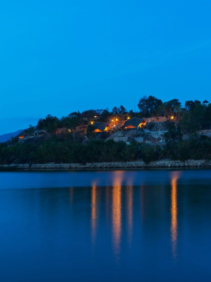 Tọa lạc bên một con suối khoáng nóng, khách sạn này gồm nhiều phòng lẻ tách biệt nhau với diện tích khoảng 126m2.