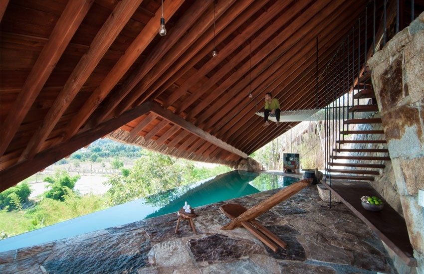 Điểm khó khăn nhất khi xây dựng công trình là một mặt có hướng chính Tây. ánh sáng mặt trời chiếu thẳng vào phòng từ 2h chiều đến tối, khiến việc xử lý mái và chắn nắng trở thành điểm quyết định.