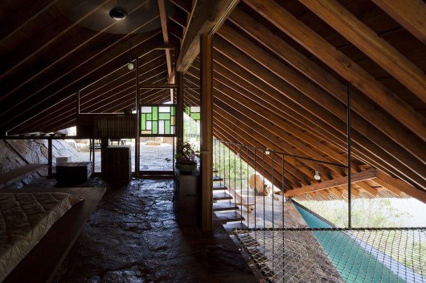 Phần mái dầm được làm bằng ba lớp gỗ, trong khi mái được lợp bằng lá dừa và tường, sàn được làm bằng đá ghép khối.