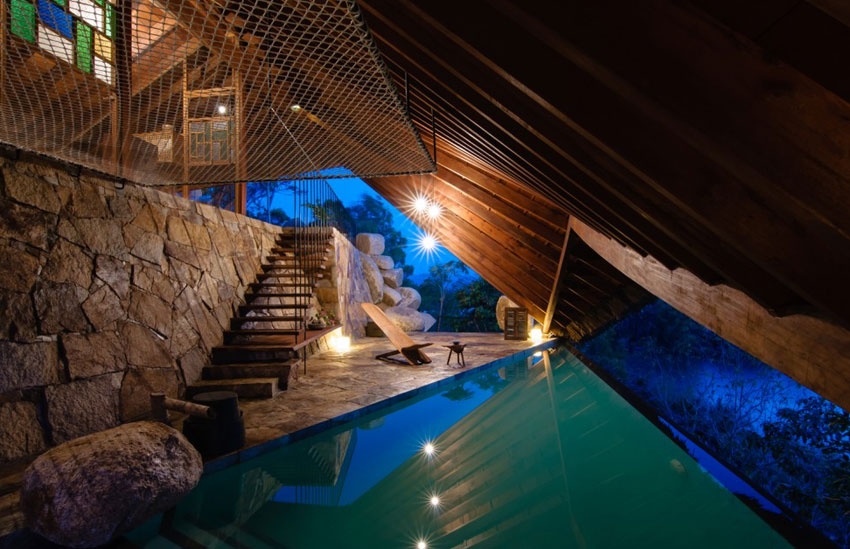 Ngoài ra, một số vật liệu còn ở dạng thô như đá, tre được dùng làm vật trang trí cho công trình. Ngoại trừ chiếc vòi tắm hoa sen mang hơi hướng hiện đại, những vật dụng khác đều mang đến vẻ đẹp tự nhiên, thô mộc.