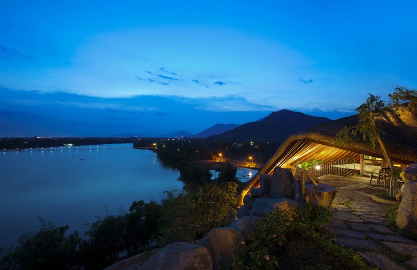 Thiết kế giúp ngăn nắng hiệu quả vào ban ngày nhưng lại tạo nên không gian ngắm cảnh tuyệt đẹp vào ban đêm.