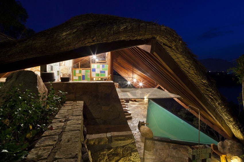 Các kiến trúc sư đã tạo ra một hệ thống mái lớn và rất thấp, thay thế cho cả tường và phần mái của kiến trúc thông thường. Mỗi phòng được chia thành 2 tầng, phía dưới dành toàn bộ diện tích cho khu vực bể bơi, còn phần trên cho phòng ngủ và bàn nước.