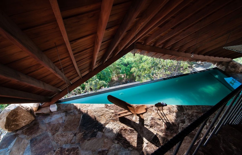 Cầu thang bằng đá phiến, tay vịn bằng thép ống chữ I và ghế mộc mang đến vẻ đẹp hài hòa thiên nhiên của khách sạn.