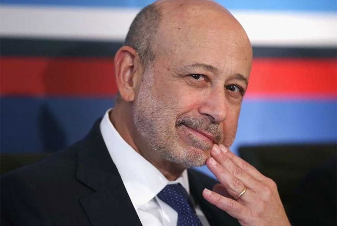 Lloyd Blankfein, CEO ngân hàng Goldman Sachs, bán đồ ăn vặt ở sân vận động Là CEO của ngân hàng đầu tư hàng đầu nước Mỹ Goldman Sachs, Blankfein là một trong những nhân vật có ảnh hưởng nhất tại Phố Wall. Tuy nhiên, ông có xuất thân khá cơ cực. Blankfein lớn lên trong khu nhà ở xã hội ở Brooklyn và làm công việc đầu tiên trong đời là bán đồ ăn vặt ở sân vận động Yankee.
