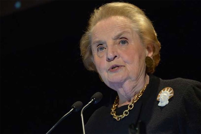 Cựu Ngoại trưởng Mỹ Madeline Albright bán đồ lót Bà Albright là nữ Ngoại trưởng đầu tiên của Mỹ, phục vụ dưới thời Tổng thống Bill Clinton. Bà xuất thân là một người tị nạn chính trị đến từ Czechoslovakia. Công việc đầu tiên trong đời của bà Albright là bán áo lót nữ tại một cửa hàng bách hóa ở Denver. Bà được trả rất bèo bọt cho công việc này, nhưng bù lại, bà đã học được cách xử lý các tình huống khó.