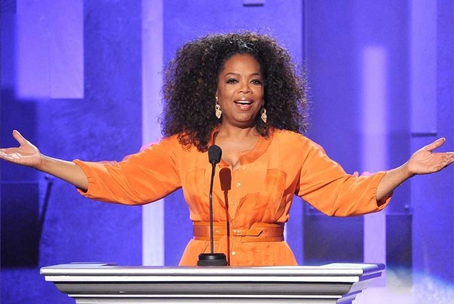 Người dẫn chương trình Oprah Winfrey làm việc trong cửa hiệu thực phẩm “Nữ hoàng” dẫn chương trình Oprah Winfrey là nữ tỷ phú da màu tự làm nên tài sản đầu tiên, với giá trị tài sản ròng hiện ở mức khoảng <abbr class=