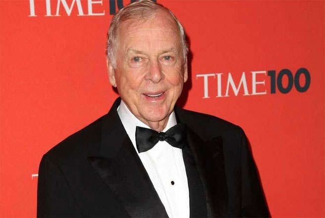 “Trùm” đầu cơ T. Boone Pickens giao báo Pickens là Chủ tịch quỹ đầu cơ hàng đầu thế giới BP Capital Management. Ngay từ khi còn nhỏ, ông đã thể hiện đầu óc kinh doanh khôn ngoan. Cũng giống như tỷ phú Buffett, ông làm công việc đầu tiên là giao báo. Năm 12 tuổi, Pickens tăng mạng lưới giao báo của mình từ 28 nhà lên 156 nhà bằng cách mua lại mạng lưới của những người giao báo khác. Chính điều này đã dạy ông giá trị của việc mở rộng kinh doanh thông qua mua lại và sáp nhập (M&A). 