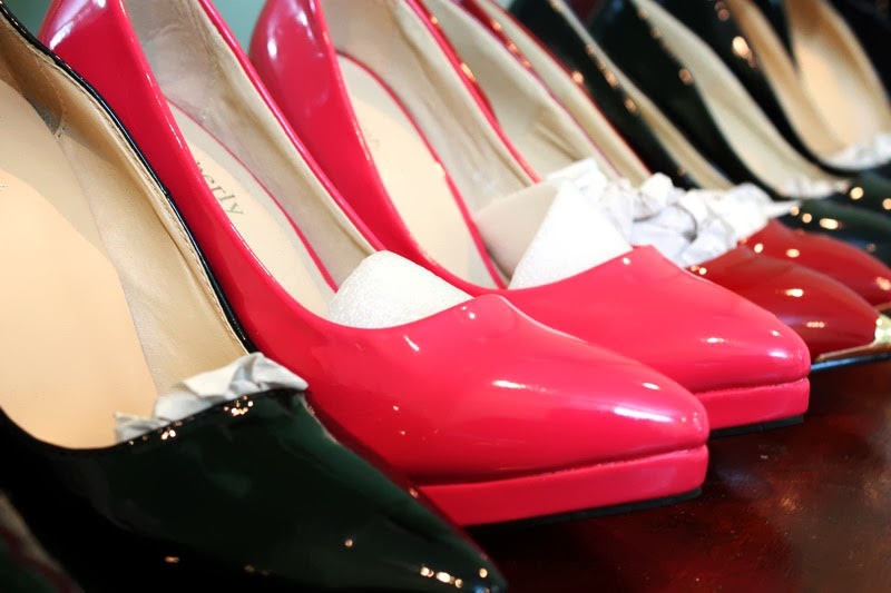 Khi chứng kiến sự sao chép hàng loạt ý tưởng “đế giày đỏ” trên khắp thế giới, Louboutin đã thực hiện nhiều phương án để chống lại vấn nạn fake, nhưng mọi chuyện vẫn vượt quá tầm kiểm soát của ông. Điều đáng buồn là, một bộ phận tín đồ thời trang vẫn “lạc lối” trong thế giới của những đôi giày đế đỏ copy, tạo điều kiện để những kẻ mượn danh tiếp tục công việc của chúng.