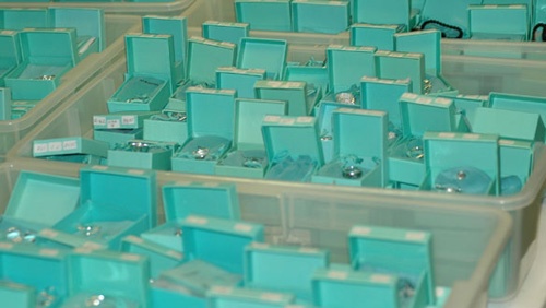 Tiffany’s là thương hiệu thời trang bị nhái nhiều thứ ba trên thế giới. Tiffany’s nổi tiếng với những thiết kế xa xỉ và đắt đỏ. Nhưng với công nghệ làm giả tinh vi như hiện nay, người ta có thể dễ dàng mua một chiếc vòng cổ có gắn thương hiệu Tiffany’s chỉ với giá vài chục đô.