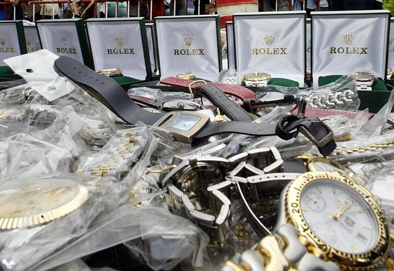 Đồng hồ Rolex được biết đến với mặt đá sapphire, thiết kế sang trọng và siêu bền, là biểu tượng cho sự thành đạt và lối sống vương giả, vì vậy mà chúng trở thành một trong những sản phẩm thời trang bị làm nhái nhiều nhất hiện nay, đặc biệt tại thị trường châu Á.