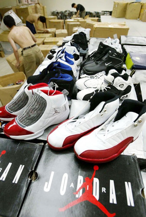 Có thể dễ dàng tìm thấy những đôi giày hay quần áo mang thương hiệu Nike và Adidas trong các khu chợ hay bày bán tràn lan trên các vỉa hè. Các ông chủ của Nike và Adidas đã thực hiện nhiều biện pháp để bảo vệ thương hiệu của mình, nhưng tất cả đều không mang lại kết quả như mong muốn.