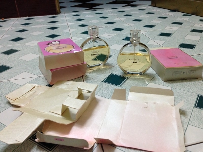 Không chỉ những chiếc túi của Chanel mới bị làm nhái mà cả dòng nước hoa nổi tiếng, Chanel No. 5 cũng trở thành nạn nhân của vấn nạn này. Dù đã tìm nhiều cách để ngăn chặn, nhưng những lọ nước hoa nhái Chanel No. 5 vẫn có sẵn trên thị trường với mức giá chỉ vài chục USD.