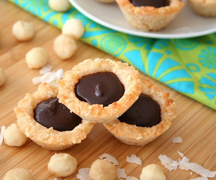 Nhân mắc ca có thể sử dụng bằng cách chiên, dùng để chế biến nhân bánh sôcôla, nước uống, dầu sa lát, ngoài ra còn có thể làm dầu dưỡng da, dầu dược liệu. 