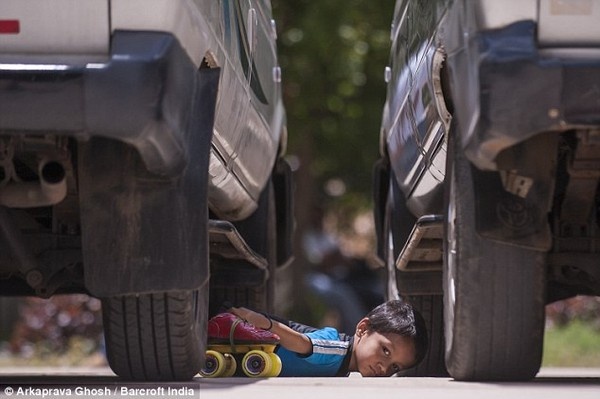 Cau be uon deo truot pa-tanh qua gam 39 chiec o to hinh anh