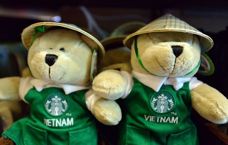 Starbucks có vật phẩm đại diện khác nhau ở nhiều quốc gia, riêng Việt Nam là gấu Teddy đội nón lá. 