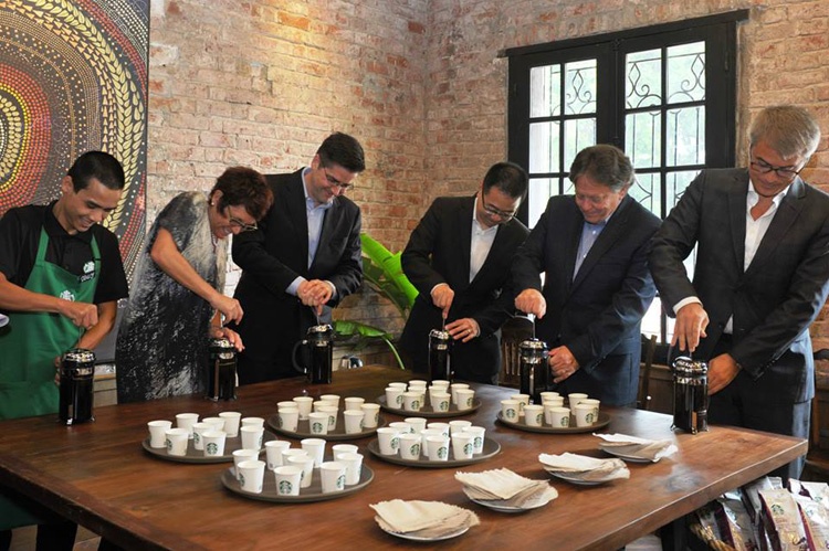 Dù có nhiều khác biệt trong chiến lược tại Việt Nam nhưng Starbucks vẫn giữ nguyên nhiều điều đã làm nên thương hiệu của họ. Ví như nghi thức phục vụ những giọt cà phê đầu tiên - First Pour - thay cho việc cắt băng khai trương.